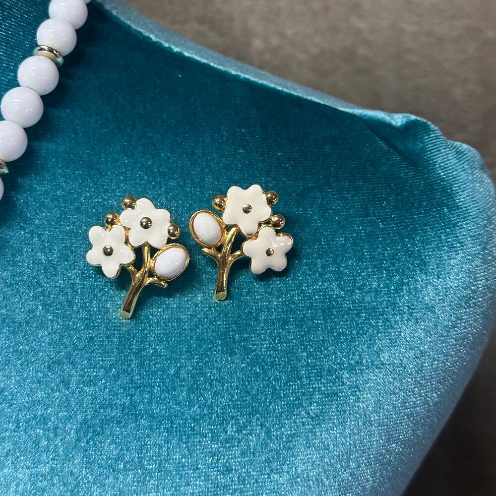 Vintage White Floral Necklace Earring Set Gold Tone Beaded Retro Jewelry - Picture 2 of 5